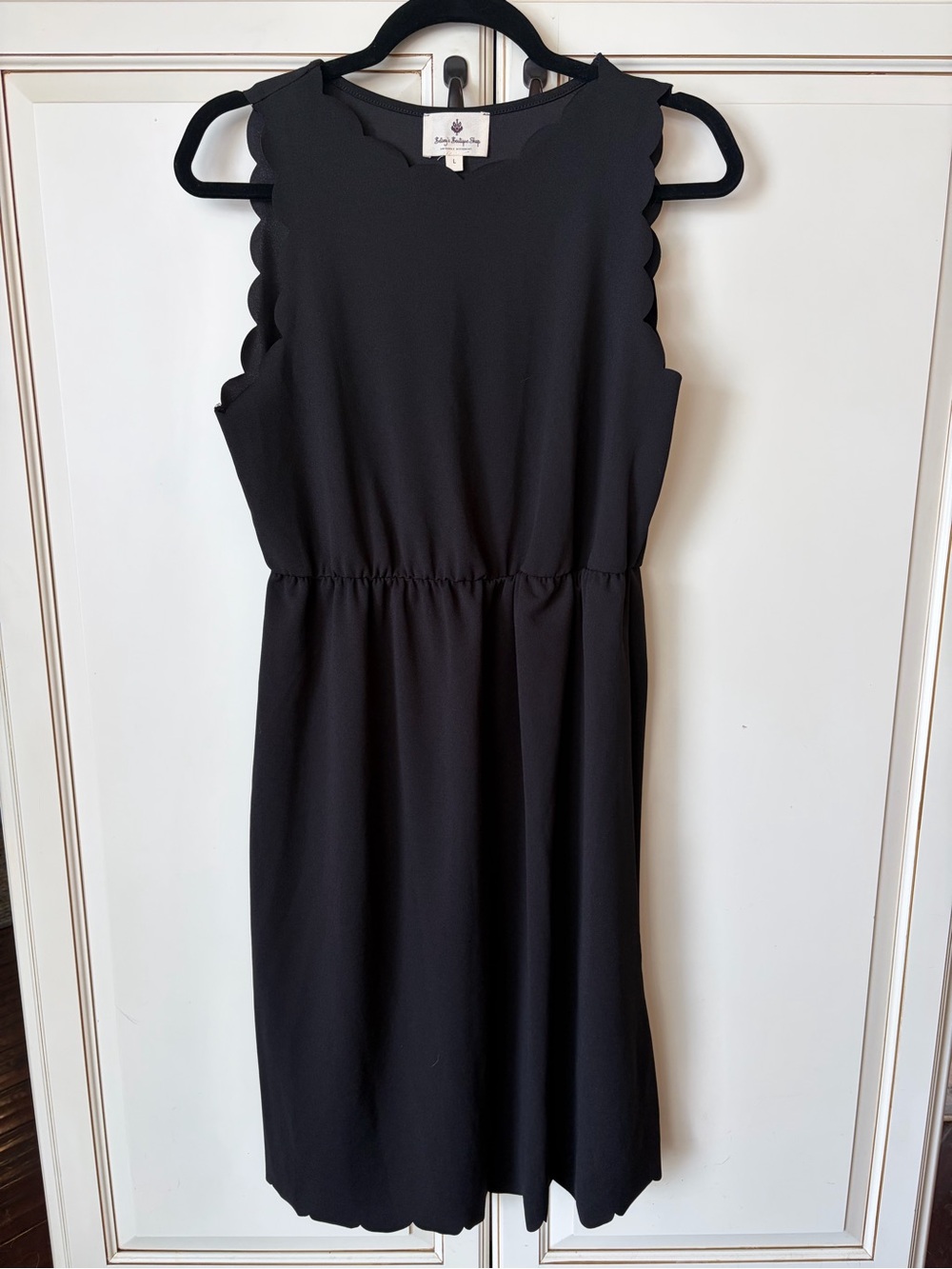 Betsy’s Boutique Shop black sleeveless scalloped dress - Large